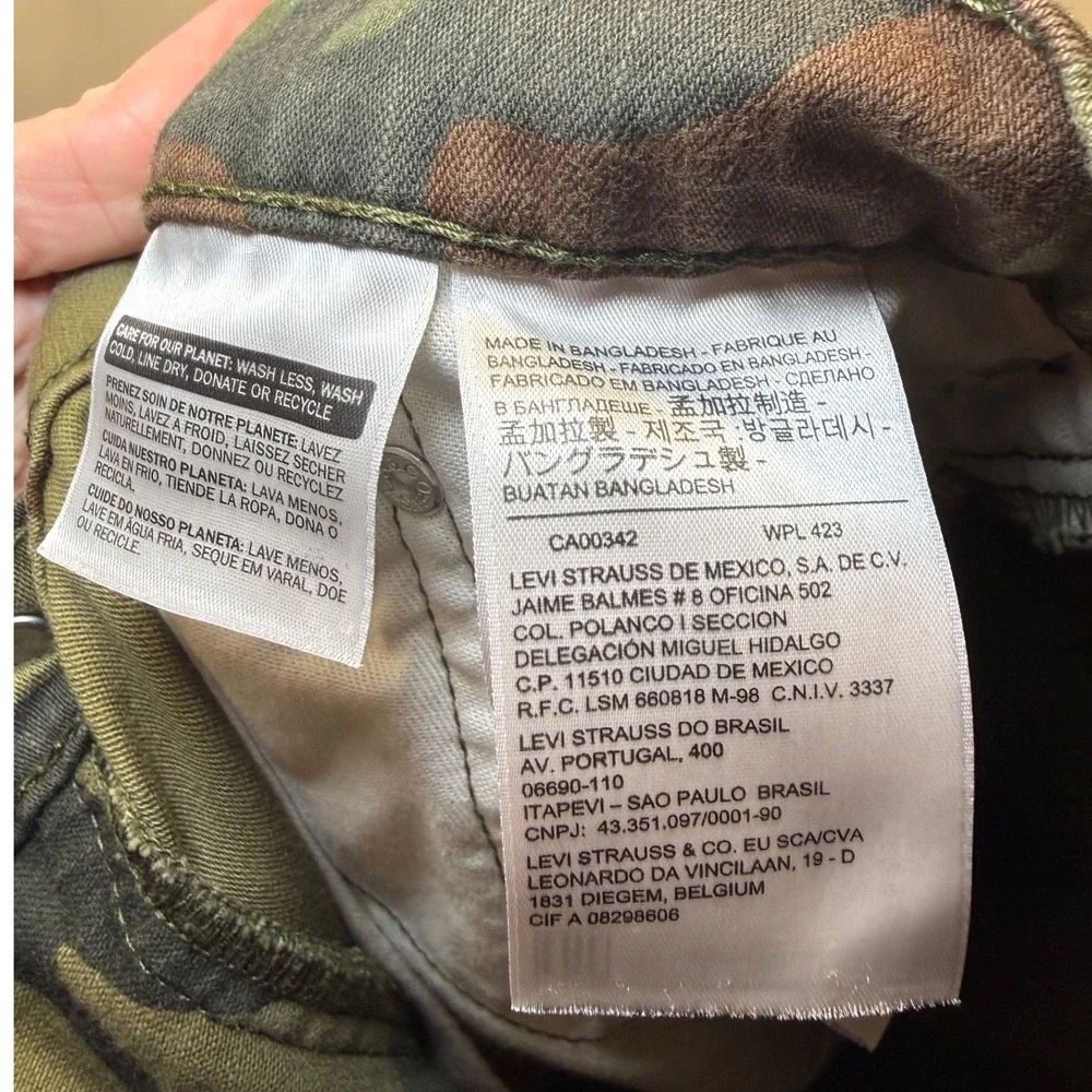 Levis 541 Athletic Taper Camo Pants Mens 42x34 (actual 43x33)Woodland Camouflage